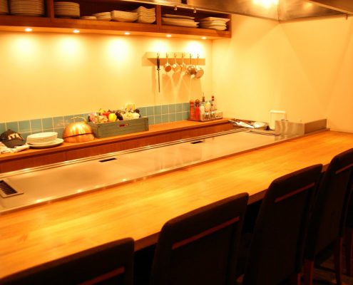 1階：鉄板前カウンター席